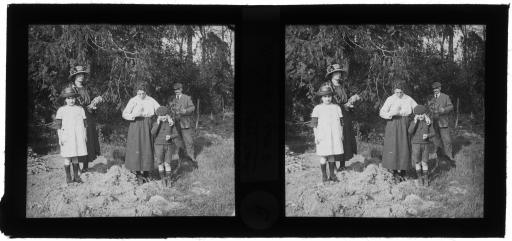 La famille Mady, avec Marthe : Edmond avec sa femme Georgette et leurs enfants, Raymonde et Robert, en avril 1921 (vue 1), "aux Trois Canons" avec de nombreux autres enfants, au printemps 1924 (vue 2), à une partie de pêche, avec Francette dans le landau, en septembre 1925 (vue 3). En 1924, Raymonde assise à côté de poupées (vue 4) et Robert avec une grue en meccano (vue 5).